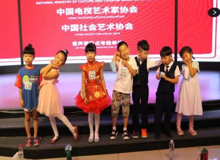 爱声音小学员昨日顺利完成中国社会艺术协会及中国电视艺术家协会考级